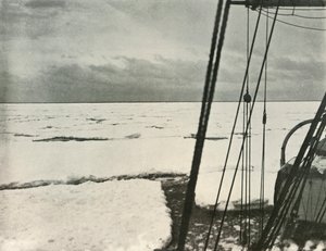 Door zware ijsschotsen in de Rosszee duwen, ca. 1908, 1909
