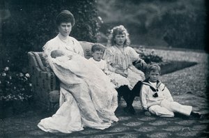 Koningin Mary en vier van haar kinderen, 1905, 1936