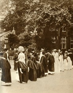 Koningin Mary bij Bedford College, Londen, 1913, 1935