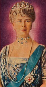 Koningin Mary, gemalin van Koning George V, in hofkleding, 1935 door Unbekannt