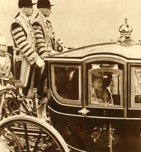 Koningin Mary, in haar glazen koets, vergezeld door koningin Maud van Noorwegen, 1937 door Unbekannt
