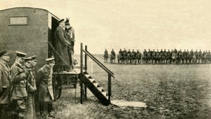 Koningin Mary van Teck bezoekt soldaten in Aldershot, Hampshire, Eerste Wereldoorlog, 1915, c1920 door Unbekannt
