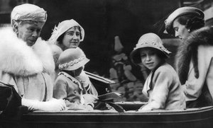Koningin Mary met haar schoondochter en kleinkinderen, 1936