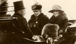 Koningin Mary met de Prinses Royal en Burggraaf Lascelles