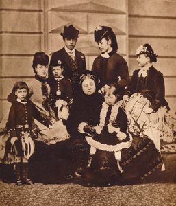 Koningin Victoria met haar schoondochter en kleinkinderen, ca. 1880 1935