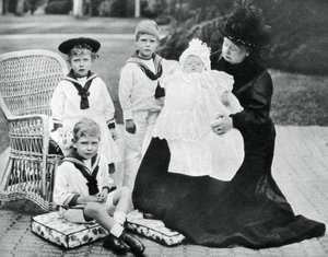 Koningin Victoria met haar achterkleinkinderen in Osborne House, Isle of Wight, 1900 door Unbekannt