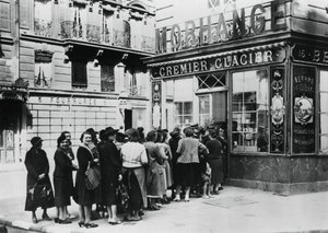 Rij vrouwen buiten een zuivelwinkel, door Duitsland bezet Parijs, 28 juni 1940 door Unbekannt