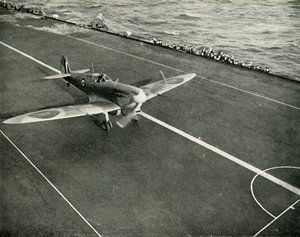RAF Spitfire op het dek van een vliegdekschip op weg naar Malta, Tweede Wereldoorlog, 1942 door Unbekannt