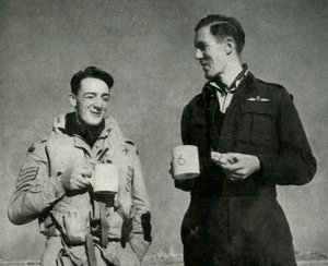 RAF-personeel geniet van een kopje thee, Malta, Tweede Wereldoorlog