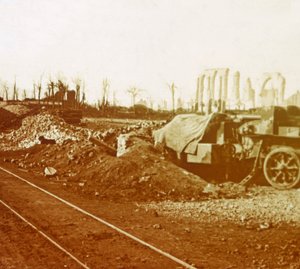 Spoorlijnen in het dorp Noordschote, Vlaanderen, België, ca. 1914-ca. 1918 door Unbekannt