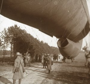 Ophijsen van een observatieballon, Somme, Noord-Frankrijk, 1916 door Unbekannt