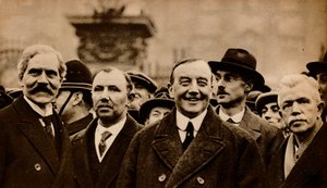 Ramsay Macdonald, eerste Labour Britse Premier, verlaat Buckingham Palace na gevraagd te zijn door Unbekannt