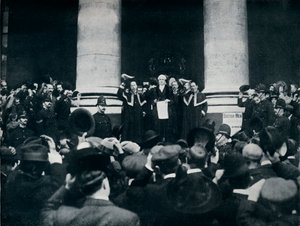 Het voorlezen van de Oorlogsverklaring tegen Turkije vanaf de Royal Exchange, Londen, 1914 door Unbekannt