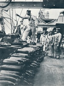 Ontvangst van granaten voor de scheepskanonnen op het dek van een slagschip door Unbekannt
