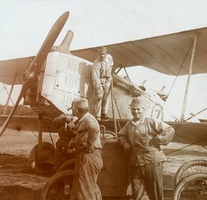 Bijtanken van een dubbeldekker, ca. 1914-1918 door Unbekannt