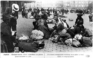 Vluchtelingen uit het noorden wachten op een gids om onderdak voor hen te vinden, Parijs, Eerste Wereldoorlog, 1914-1918