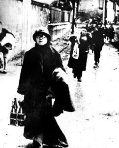 Vluchtelingen verlaten een stad in Normandië, Frankrijk, Tweede Wereldoorlog, 1940-1944