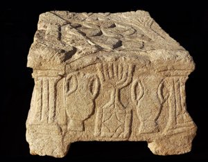 Reliëf met een Zevenarmige Menorah, Magdala Synagoge (steen) door Unbekannt