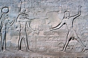 Reliëf van Farao voor Knum & Sekhmet, Tempel van Khnum, Ptolemaïsche & Romeinse Periodes door Unbekannt