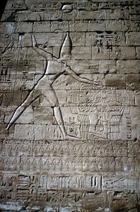 Reliëf van Ramses III die vijanden verslaat, Dodentempel van Ramses III, Medinat Habu, ca. 1200 v.Chr. door Unbekannt
