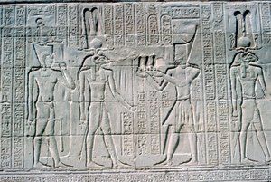 Reliëf van de farao voor Knum, Tempel van Khnum, Ptolemeïsche en Romeinse periodes door Unbekannt