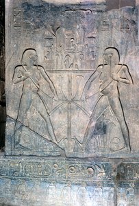 Reliëf van twee figuren van Hapy, god van de Nijl, Tempel gewijd aan Amon Mut & Khons, Luxor, Egypte door Unbekannt