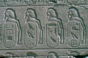 Reliëfs met cartouches van namen van gevangen steden in het Nabije Oosten, Tempel van Amon, Karnak, Egypte door Unbekannt