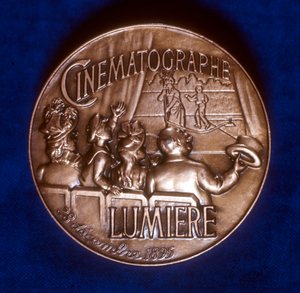 Keerzijde van medaille ter herdenking van 50 jaar cinematografie door de gebroeders Lumière