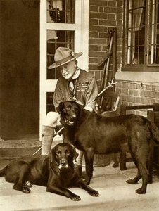 Robert Baden-Powell thuis met zijn honden, ca. 1929, 1935