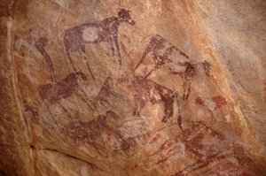 Rotstekeningen, Prehistorie: Schildering van een groep vee en figuren in een versierd onderkomen, in het Uweinat massief, Soedan