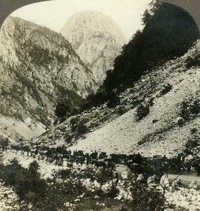 Rotsachtige Jordalsnut 3620 ft. vanaf de weg gevuld met toeristenkarren, Noorwegen, ca. 1905