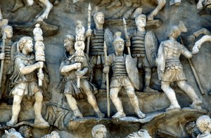 Romeinse soldaten die deelnemen aan decursio, het rituele cirkelen van de brandstapel