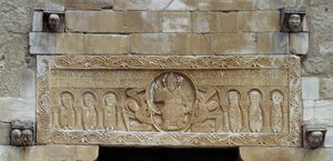 Romaans kunst: timpaan dat een groep apollonen voorstelt die Christus omringen, ondersteund door twee engelen. Kerk van Sint-Michiel van Saint Genis des Fontaines. 11e eeuw (Oostelijke Pyreneeën)