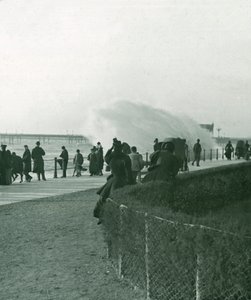 Ruwe zee over de promenade in Hastings, Sussex, eind 19e-begin 20e eeuw door Unbekannt