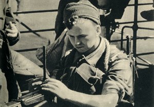 Koninklijke marinier controleert zijn machinegeweer, Tweede Wereldoorlog, ca. 1939-ca. 1943 1944