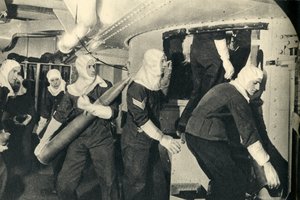 Royal Marines die munitie behandelen aan boord van HMS Illustrious, Tweede Wereldoorlog