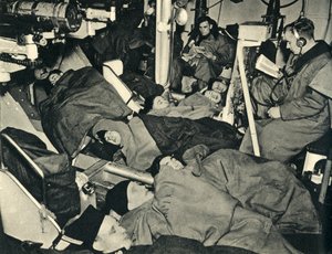 Royal Marines slapen in het kanonhuis van een oorlogsschip, Tweede Wereldoorlog, ca. 1939-ca. 1943, 1944 door Unbekannt