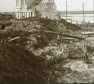 Vervallen gebouw en loopgraven langs de kust door Unbekannt