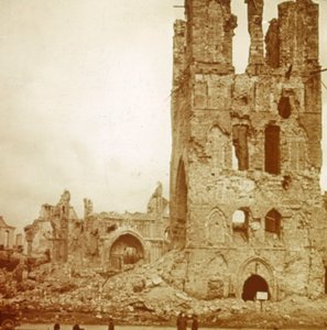 Verwoeste kathedraal, Ieper, Vlaanderen, België, ca. 1914-1918 door Unbekannt