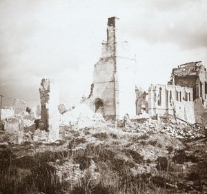 Verwoeste kerk, Chauny, Noord-Frankrijk, c1914-c1918 door Unbekannt