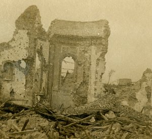 Verwoeste kerk, Combles, Noord-Frankrijk, ca. 1914-ca. 1918 door Unbekannt