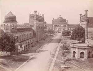 Rumi Darwaza en poort van de Bara Imambara links met 