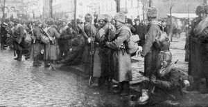 Russische Siberische infanterietroepen in Warschau, Polen