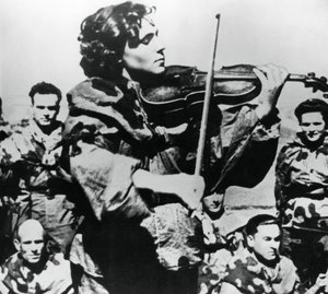 Russische legerverpleegster speelt viool, Oostfront, 1944