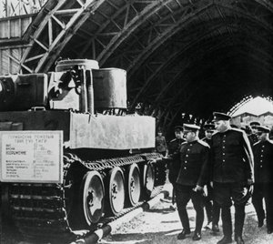 Russische generaals inspecteren een tentoonstelling van buitgemaakte Duitse wapens, Rusland, 1943 door Unbekannt