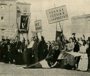 Russen bidden voor het succes van hun troepen, Petrograd, Eerste Wereldoorlog, 1914, ca. 1920 door Unbekannt