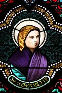 Heilig Hart kerk. Glas-in-loodraam. Ste Bernadette Soubirous is bekend om de Mariaverschijningen, 20160604, Moulins, Frankrijk door Unbekannt