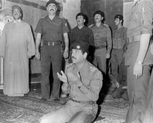 Saddam Hussein die bidt, Karbala, Irak, 1985