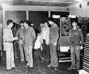 Saddam Hussein bezoekt een staatsdrukkerij, Bagdad, Irak, 1986