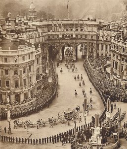 Matrozen langs de route op Trafalgar Square, 12 mei 1937 door Unbekannt
